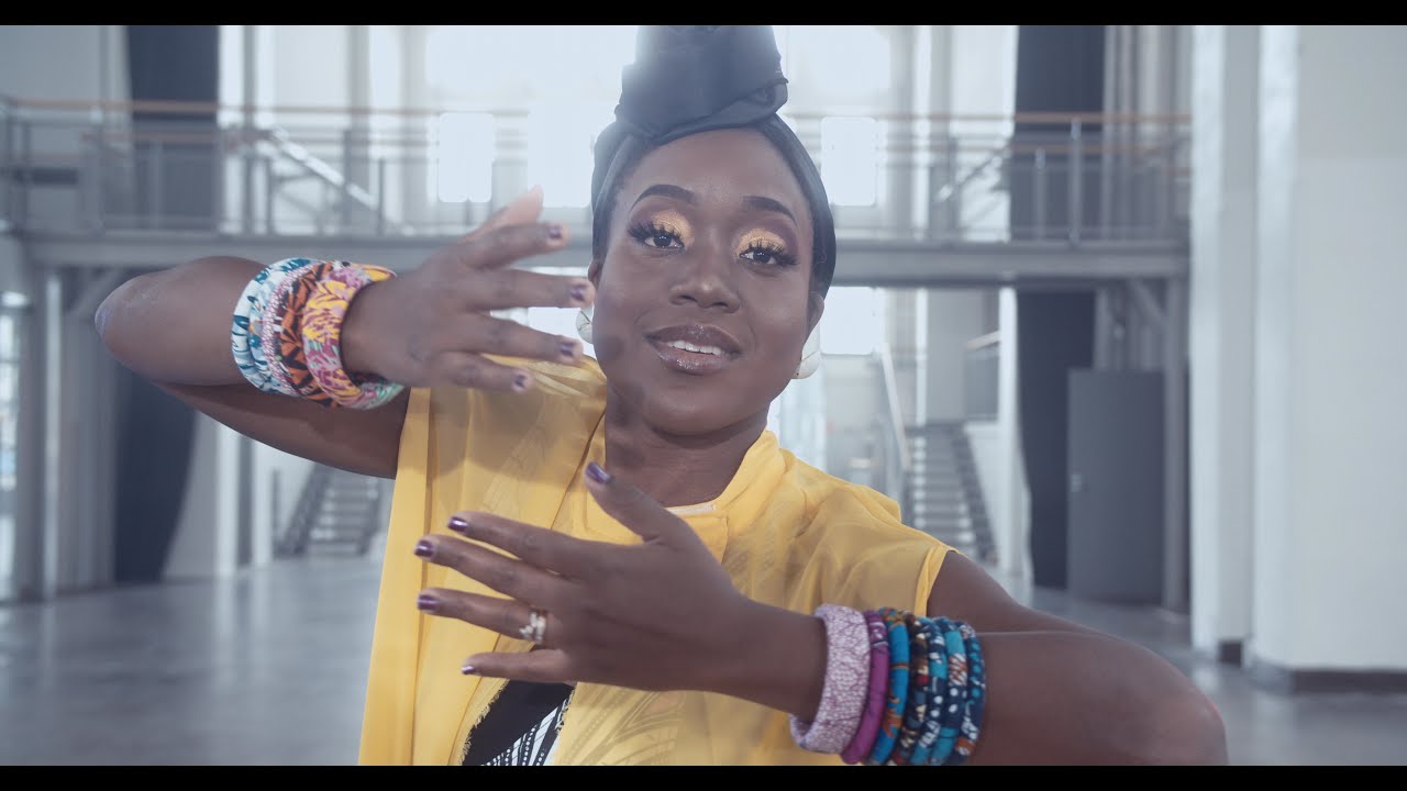 Rhea Farley and Bossina performing Mama live at World Village Festival 2021